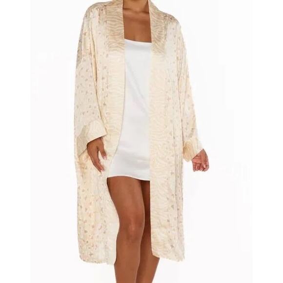 Show Me Your Mumu Harlow Robe in an animal print design one size NWT - Picture 2 of 5